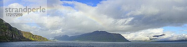 Regenbogen bei der Einfahrt in den Fjord von  Seydisfjördur  Austurland  Island  Europa