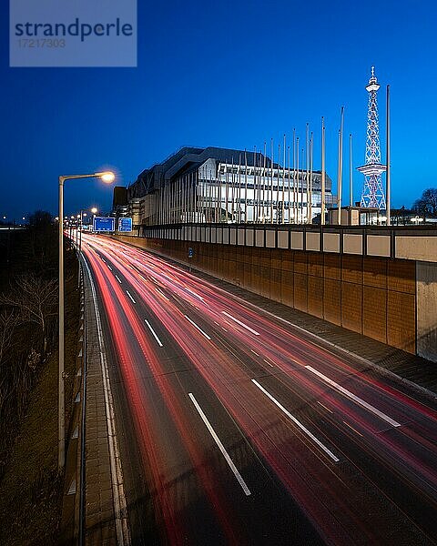 Feierabendverkehr auf der Autobahn am ICC mit Funkturm im Hintergrund in Berlin  Deutschland  Europa