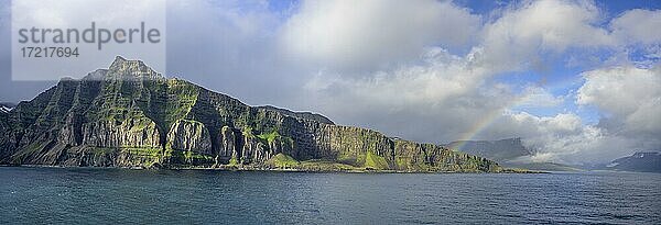 Regenbogen bei der Einfahrt in den Fjord von  Seydisfjördur  Austurland  Island  Europa