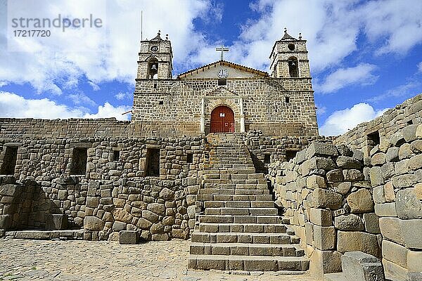 Sonnentempel der Inka mit aufgesetzter Kathedrale aus der Kolonialzeit  Vilcashuamán  Region Ayacucho  Peru  Südamerika