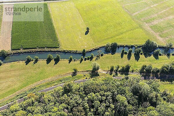 Fluss Wiesent  Wiesenttal  Fränkische Schweiz  Drohnenaufnahme  Oberfranken  Franken  Bayern  Deutschland  Europa