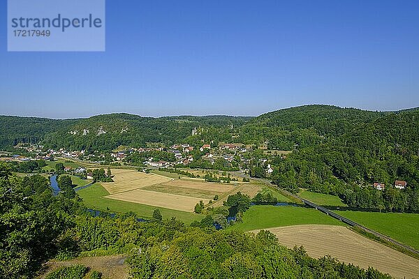 Dorf Streitberg  Fluss Wiesent  Wiesenttal  Fränkische Schweiz  Oberfranken  Franken  Bayern  Deutschland  Europa