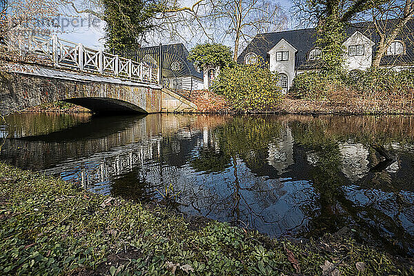 Marode Brücke führt über Wassergraben zur Orangerie des seit Jahren leer stehenden Schlosses Heiligenstedten an der Stör