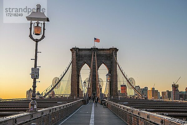 Brooklyn Bridge bei Sonnenaufgang  Brooklyn  Manhattan  New York City  New York  USA  Nordamerika