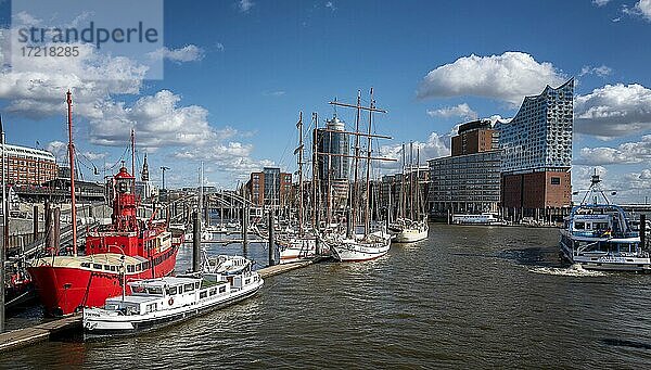 Segelschiffe  Boote und die Elbphilharmonie  Hamburg  Deutschland  Europa