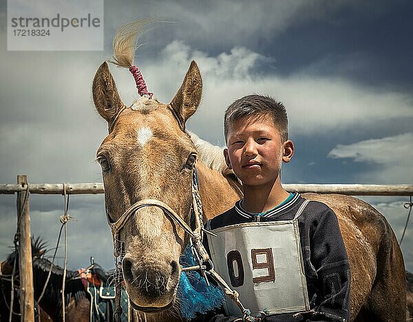 Pferderennen ist ein Traum eines jeden Kindes in der Mongolei  der Mongolei und der Provinz Arkhangai