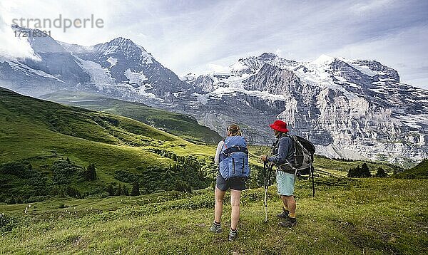 Zwei Wanderer vor der Eiger Nordwand  Steilwand und Berge  Jungfrauregion  Lauterbrunnen  Berner Alpen  Schweiz  Europa