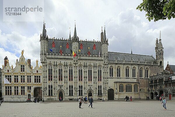 Burgplatz mit Stadtkanzlei  gotisches Rathaus Stadhuis und Heiligblutkapelle  Altstadt von Brügge  Benelux  Belgien  Europa