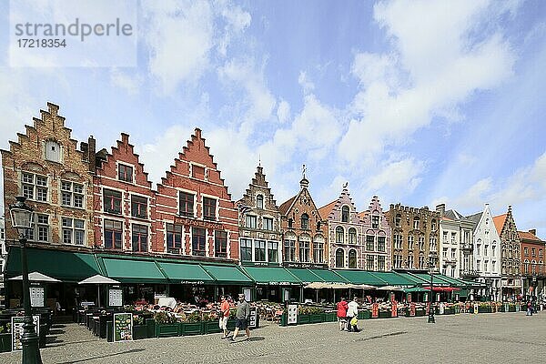 Markt mit Häusern mit Staffelgiebeln an der Nordseite des Platzes  Altstadt von Brügge  Benelux  Belgien  Europa