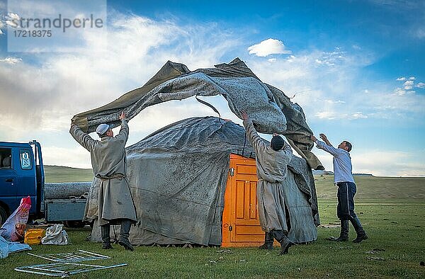 Ein nomadischer mongolischer Ger kann von 5 Personen in einer Stunde gebaut werden. Es ist das am schnellsten zu zerstörende Haus in der Mongolei in der Provinz Arkhangai