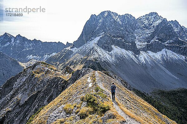 Wanderer auf Grad in den Bergen  Wanderung zum Hahnkampl  Gipfel der Lamsenspitze  Mitterspitze und Schafkarspitze  Eng  Gemeinde Hinterriß  Karwendelgebirge  Alpenpark Karwendel  Tirol  Österreich  Europa