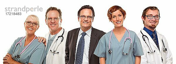 Kleine Gruppe von Ärzten oder Krankenschwestern und Geschäftsmann vor weißem Hintergrund