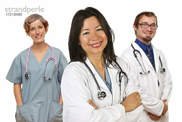 Gruppe von Ärzten oder Krankenschwestern vor einem weißen Hintergrund