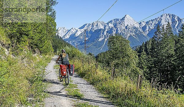 Fahrradfahrer auf Radtour mit Mountainbike  auf dem Radweg Via Claudia Augusta  hinten Ehrwalder Sonnenspitze  Ehrwalder Becken  bei Ehrwald  Tirol  Österreich  Europa