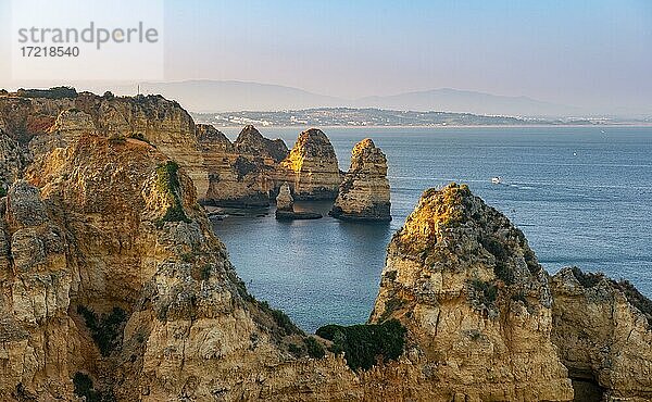 Schroffe Felsenküste mit Klippen aus Sandstein  Felsformationen im Meer  Ponta da Piedade  Abendlicht  Algarve  Lagos  Portugal  Europa