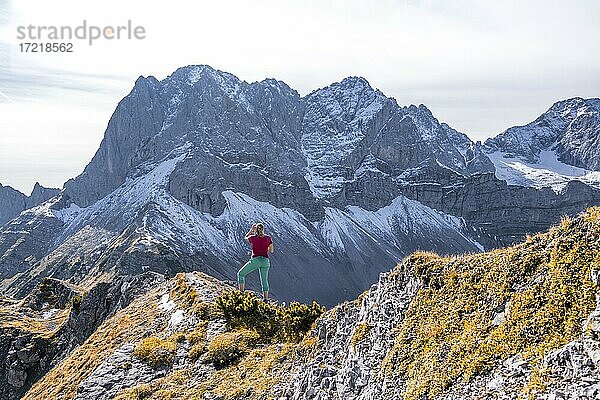 Wanderin in den Bergen  Wanderung zum Hahnkampl  Gipfel der Lamsenspitze  Mitterspitze und Schafkarspitze  Eng  Gemeinde Hinterriß  Karwendelgebirge  Alpenpark Karwendel  Tirol  Österreich  Europa