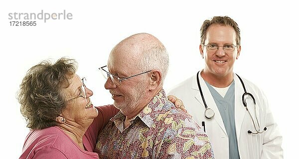 Glückliches liebevolles älteres Paar mit lächelndem Arzt oder Krankenschwester vor weißem Hintergrund