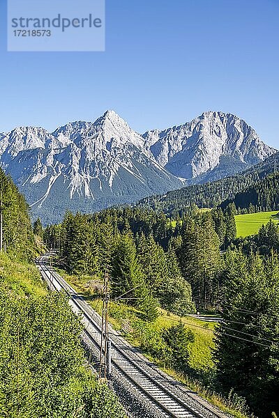 Eisenbahn vor Ehrwalder Sonnenspitze  Ehrwalder Becken  bei Ehrwald  Tirol  Österreich  Europa