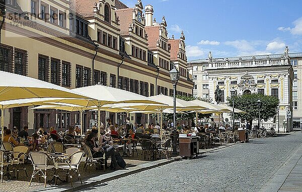 Naschmarkt mit Straßencafé und Alter Börse  Leipzig  Sachsen  Deutschland  Europa
