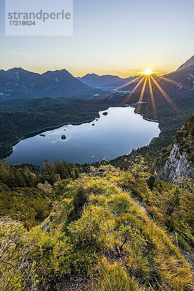 Eibsee bei Sonnenaufgang  Sonne scheint über Bayrisches Voralpenland  rechts Zugspitze  Wettersteingebirge bei Grainau  Oberbayern  Bayern  Deutschland  Europa