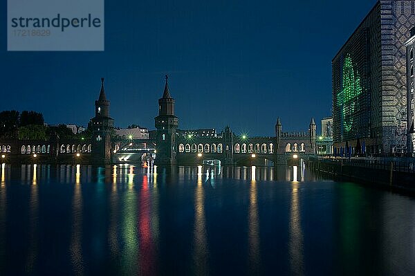 Oberbaumbrücke spiegelt sich im Wasser bei Nacht  Berlin  Deutschland  Europa