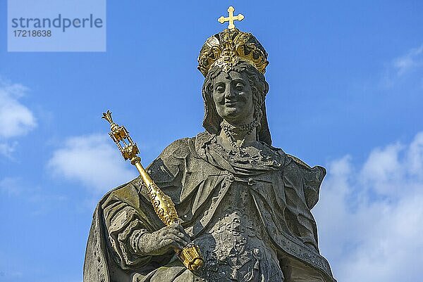 Skulptur der Kaiserin Kunigunde mit Krone und Zepter  blauer Himmel  Bamberg  Oberfranken  Bayern  Deutchland