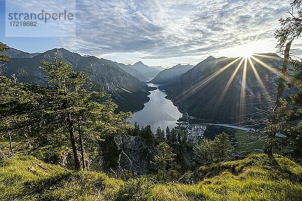 Ausblick vom Gipfel des Schönjöchl  Sonne scheint auf Plansee mit Bergen  Tirol  Österreich  Europa