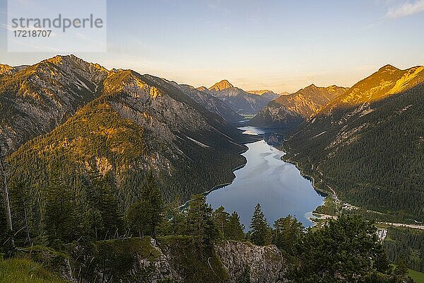 Ausblick vom Gipfel des Schönjöchl  Morgenstimmung  Plansee mit Bergen  Tirol  Österreich  Europa