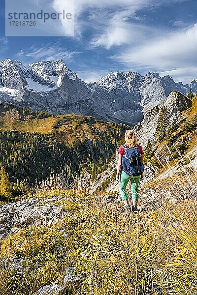 Wanderin auf Wanderweg in den Bergen  Wanderung zum Hahnkampl  links Gipfel der Spitzkarspitze  Alpenpark Karwendel  Tirol  Österreich  Europa