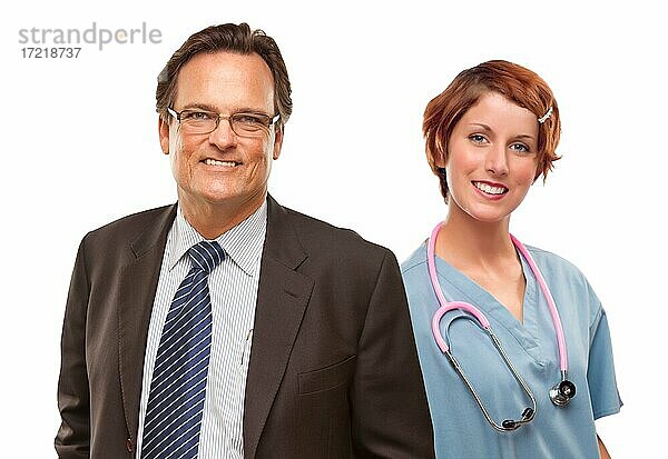 Lächelnde Geschäftsmann mit Ärztin oder Krankenschwester vor weißem Hintergrund