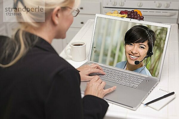Blick über die Schulter einer Frau in der Küche mit Laptop  Online-Chat mit Krankenschwester oder Arzt auf dem Bildschirm