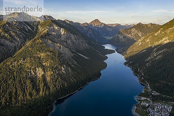 Ausblick vom Gipfel des Schönjöchl auf Plansee und Berge bei Morgensonne  Morgenstimmung  Tirol  Österreich  Europa