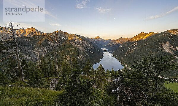 Ausblick vom Gipfel des Schönjöchl  Morgenstimmung  Plansee mit Bergen  Tirol  Österreich  Europa