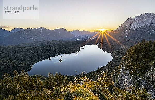 Eibsee bei Sonnenaufgang  Sonne scheint über Bayrisches Voralpenland  rechts Zugspitze  Wettersteingebirge bei Grainau  Oberbayern  Bayern  Deutschland  Europa