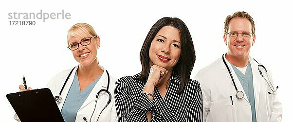 Attraktive hispanische Frau mit Arzt  Ärztin und Krankenschwester  Krankenpfleger vor weißem Hintergrund