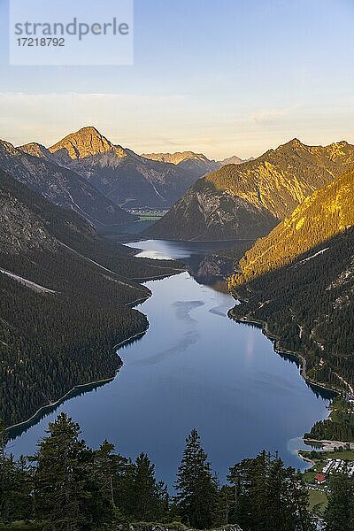 Ausblick vom Gipfel des Schönjöchl auf Plansee und Berge  Morgensonne  Ammergauer Alpen  Reutte  Tirol  Österreich  Europa