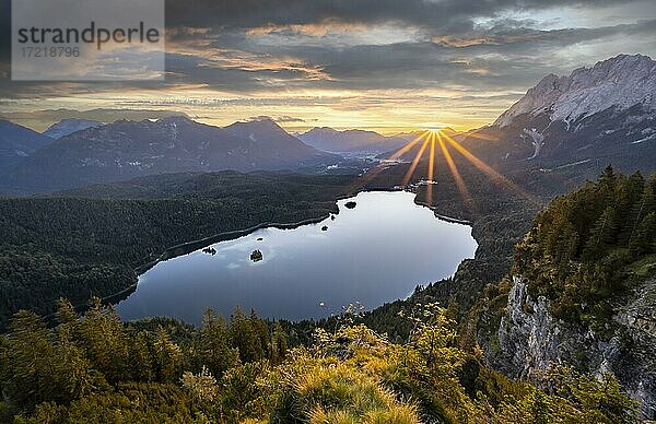 Eibsee bei Sonnenaufgang  Sonne scheint über Bayrisches Voralpenland  rechts Zugspitze  Wettersteingebirge bei Grainau  Oberbayern  Bayern  Deutschland  Europa