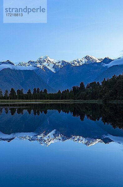 Ausblick auf Mount Cook und Mount Tasman bei Morgenstimmung  Spiegelung im Lake Matheson  Westland Nationalpark  Neuseeländische Alpen  Region West Coast  Südinsel  Neuseeland  Ozeanien