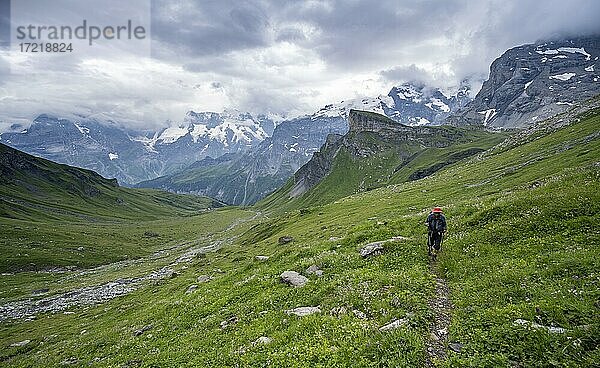 Wanderer auf Wanderweg  Lauterbrunnen  Berner Alpen  Schwei (Wanderer) auf Wanderweg  Lauterbrunnen  Berner Alpen  Schweiz  Europa