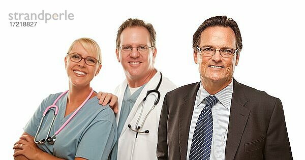 Lächelnde Geschäftsmann mit Arzt  Ärztin oder Krankenschwester  Krankenpfleger vor weißem Hintergrund