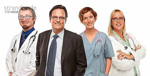 Lächelnder Geschäftsmann mit männlichen und weiblichen Ärzten oder Krankenschwester oder Krankenpfleger vor weißem Hintergrund