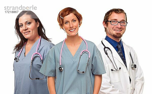 Lächelnder Arzt  Ärztin oder Krankenschwester  Krankenpfleger vor weißem Hintergrund