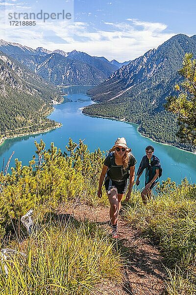 Zwei Wanderer beim Wandern am Plansee  Berge mit See  Ammergauer Alpen  Bezirk Reutte  Tirol  Österreich  Europa