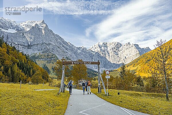 Wanderer auf Wanderweg zur Eng-Alm  Herbstlandschaft im Rißtal mit Spritzkarspitze  Großer Ahornboden  Engalpe  Eng  Gemeinde Hinterriß  Karwendelgebirge  Alpenpark Karwendel  Tirol  Österreich  Europa