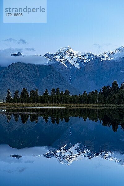 Mt. Cook  Spiegelung im Lake Matheson  Morgenstimmung  Westland Nationalpark  Neuseeländische Alpen  Südinsel  Neuseeland  Ozeanien