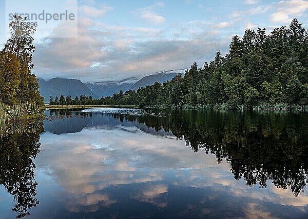 Spiegelung im Lake Matheson  Morgenstimmung  Westland Nationalpark  Neuseeländische Alpen  Region West Coast  Südinsel  Neuseeland  Ozeanien