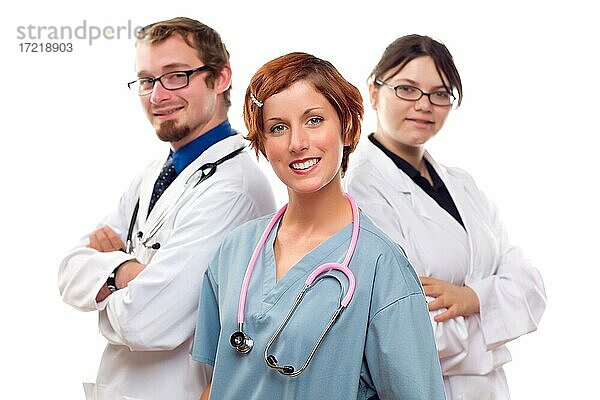 Gruppe von Ärzten oder Krankenschwestern vor weißem Hintergrund