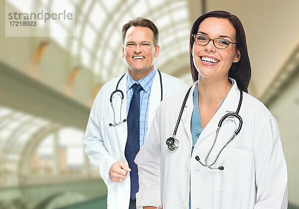 Ärztin und Arzt im Krankenhaus
