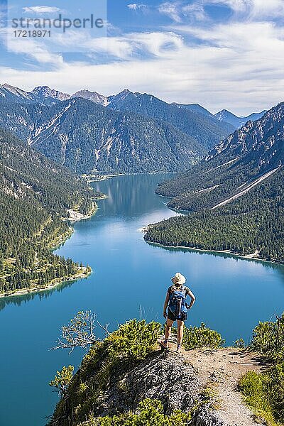 Wanderin blickt auf Plansee  Berge mit See  Ammergauer Alpen  Bezirk Reutte  Tirol  Österreich  Europa