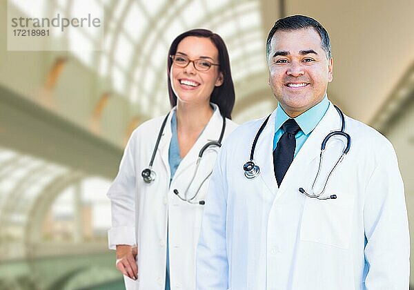 Ärztin und Arzt im Krankenhaus